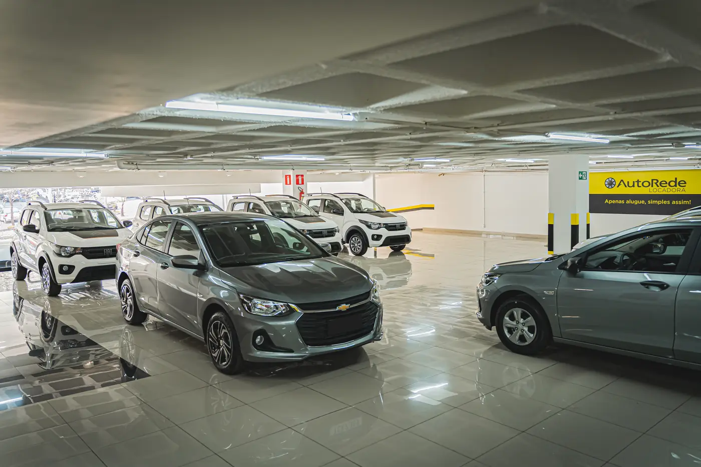 Pátio coberto da AutoRede Locadora, no Estoril